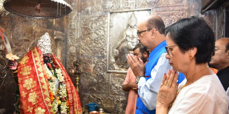 रायपुर : मनोनीत राज्यपाल  रमेन डेका ने मां काली से लिया आशीर्वाद