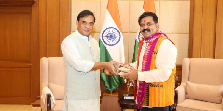 रायपुर : उपमुख्यमंत्री  विजय शर्मा ने असम के मुख्यमंत्री  हिमन्त बिस्वा सरमा से की मुलाकात