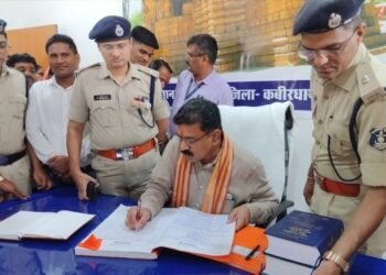 उप मुख्यमंत्री  विजय शर्मा ने आज से लागू होने वाले तीन नए कानून के प्रसार–प्रचार के लिए जागरूकता रथ को हरी झंडी दिखाकर रवाना किया