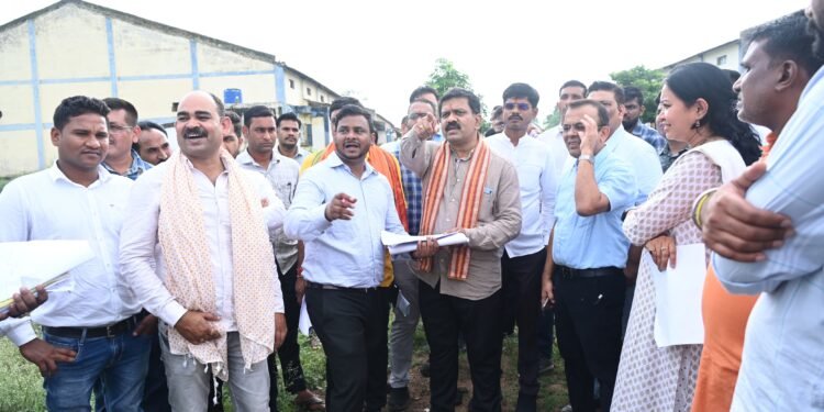 उपमुख्यमंत्री विजय शर्मा ने कबीरधाम जिले के कवर्धा में आबंटित एवं प्रस्तावित मेडिकल कॉलेज स्थल का अवलोकन किया 1 उपमुख्यमंत्री विजय शर्मा ने कबीरधाम जिले के कवर्धा में आबंटित एवं प्रस्तावित मेडिकल कॉलेज स्थल का अवलोकन किया