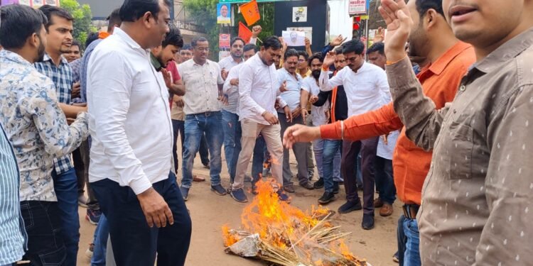 युवा मोर्चा ने किया राहुल गांधी का पुतला दहन