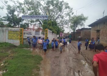 सड़क जर्जर, सकूली बच्चों और राहगीरों को होती है समस्या, जिम्मेदार नहीं दे रहे ध्यान 5 सड़क जर्जर, सकूली बच्चों और राहगीरों को होती है समस्या, जिम्मेदार नहीं दे रहे ध्यान