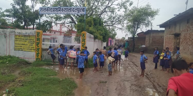 सड़क जर्जर, सकूली बच्चों और राहगीरों को होती है समस्या, जिम्मेदार नहीं दे रहे ध्यान