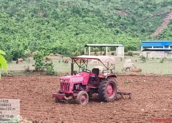 वन भूमि में ट्रैक्टर द्वारा अवैध अतिक्रमण करने पर वन विभाग द्वारा की गई कार्यवाही 3 वन भूमि में ट्रैक्टर द्वारा अवैध अतिक्रमण करने पर वन विभाग द्वारा की गई कार्यवाही
