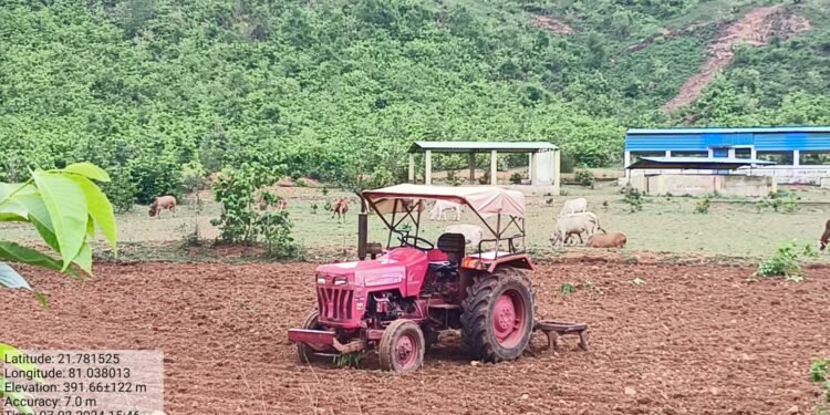वन भूमि में ट्रैक्टर द्वारा अवैध अतिक्रमण करने पर वन विभाग द्वारा की गई कार्यवाही 1 वन भूमि में ट्रैक्टर द्वारा अवैध अतिक्रमण करने पर वन विभाग द्वारा की गई कार्यवाही