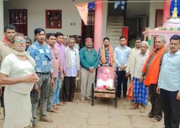 पंडित श्यामा प्रसाद मुखर्जी  के तैलचित्र पर पूजा अर्चना कर उनके नाम से वृक्षारोपण किया गया