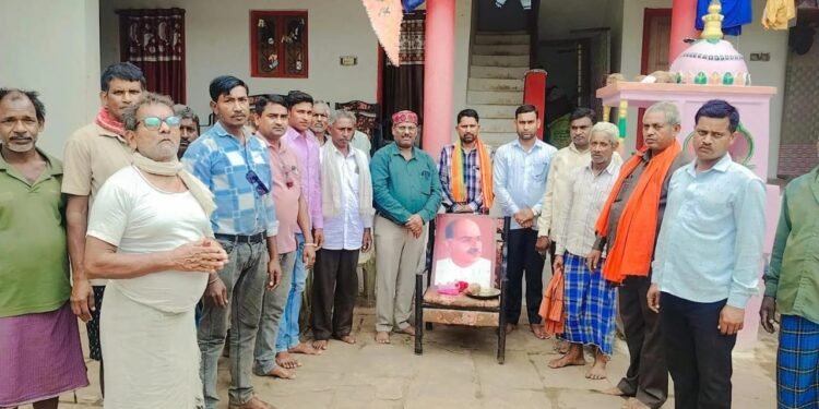 पंडित श्यामा प्रसाद मुखर्जी के तैलचित्र पर पूजा अर्चना कर उनके नाम से वृक्षारोपण किया गया 1 पंडित श्यामा प्रसाद मुखर्जी  के तैलचित्र पर पूजा अर्चना कर उनके नाम से वृक्षारोपण किया गया