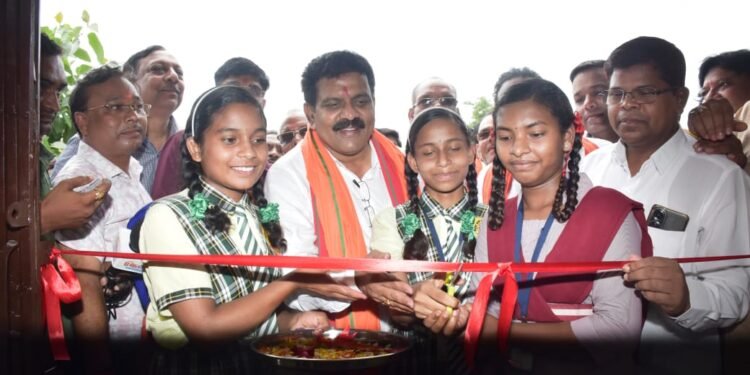 उपमुख्यमंत्री  विजय शर्मा ने कस्तूरबा गांधी बालिका आवासीय विद्यालय में अतिरिक्त कक्ष का किया लोकार्पण