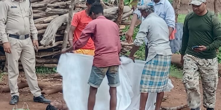 डायरिया से पीड़ित मरीजों का हाल चाल जानने पहुंचे कामू बैगा, गांवों का दौरा कर प्रशासन से उचित सुविधाएं मुहैया कराने की अपील