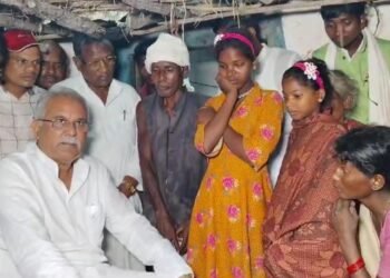 बारिश के बीच वनांचल गांव सोनवाही पहुंचे पूर्व मुख्यमंत्री भूपेश बघेल