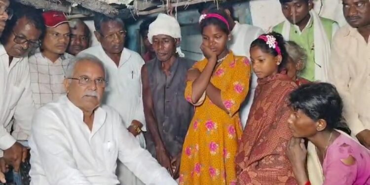 बारिश के बीच वनांचल गांव सोनवाही पहुंचे पूर्व मुख्यमंत्री भूपेश बघेल 1 बारिश के बीच वनांचल गांव सोनवाही पहुंचे पूर्व मुख्यमंत्री भूपेश बघेल