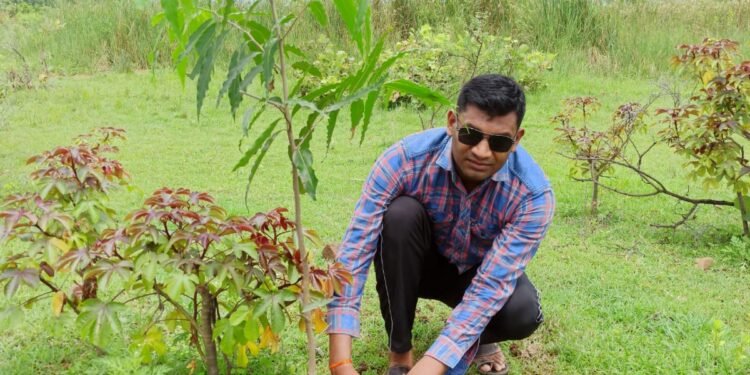 एक पेड़ मां के नाम अभियान: RJ छत्तीसगढ़ NEWS के संपादक ऋषिकांत कुंभकार ने मुक्तिधाम में रोपे फलदार एवं छायादार पौधे*
