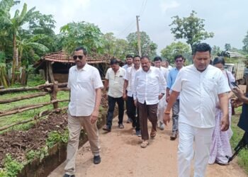 कांग्रेस की जांच समिति पहुँचे सोनवाही डायरिया से मृतक परिवार से की मुलाकात 4 कांग्रेस की जांच समिति पहुँचे सोनवाही डायरिया से मृतक परिवार से की मुलाकात