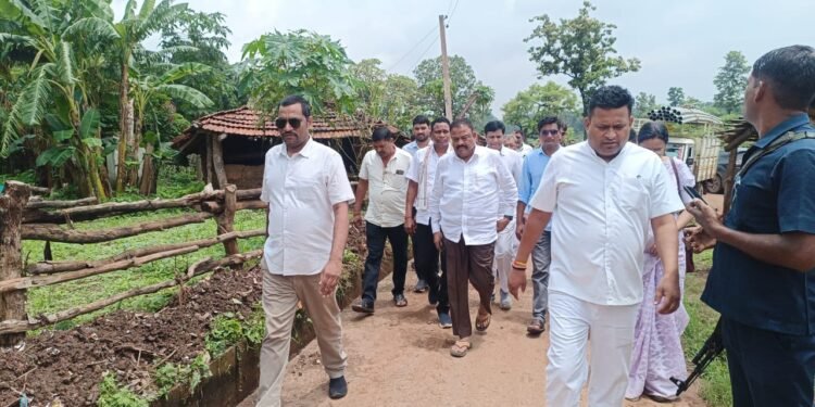 कांग्रेस की जांच समिति पहुँचे सोनवाही डायरिया से मृतक परिवार से की मुलाकात 1 कांग्रेस की जांच समिति पहुँचे सोनवाही डायरिया से मृतक परिवार से की मुलाकात