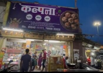 शहर के इस रेस्टोरेंट में अगर आप कुछ खाते या खरीदते हैं तो हो जाए सावधान! चटनी में चींटी और मिले है सड़े आलू, साफ सफाई में भी नहीं दिया जाता ध्यान, पहले भी हुई है शिकायत, पढ़िए पूरी खबर 3 शहर के इस रेस्टोरेंट में अगर आप कुछ खाते या खरीदते हैं तो हो जाए सावधान! चटनी में चींटी और मिले है सड़े आलू, साफ सफाई में भी नहीं दिया जाता ध्यान, पहले भी हुई है शिकायत, पढ़िए पूरी खबर