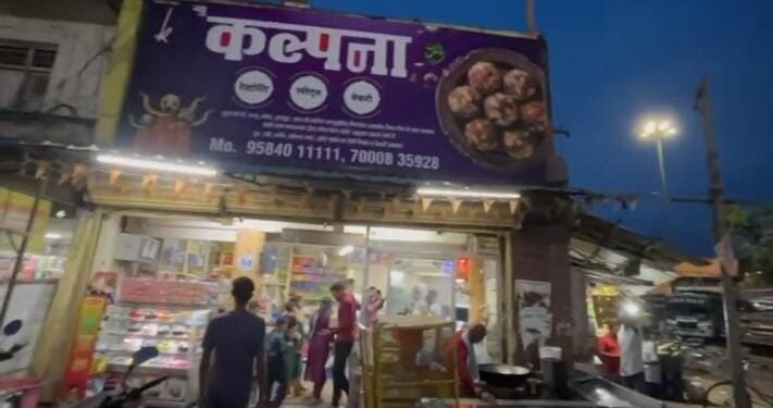 शहर के इस रेस्टोरेंट में  अगर आप कुछ खाते या खरीदते हैं तो हो जाए सावधान!  चटनी में चींटी और मिले है सड़े आलू, साफ सफाई में भी नहीं दिया जाता ध्यान, पहले भी हुई है शिकायत, पढ़िए पूरी खबर