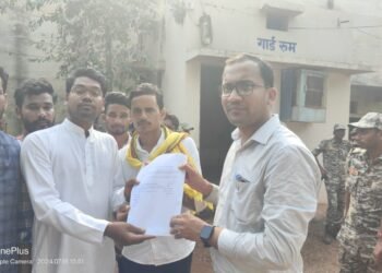 समाजसेवी कामू बैगा, बैगा आदिवासी समुदाय के मूलभूत सुविधाओं के लिए 8 सूत्रीय मांगों को लेकर जिला कलेक्टर को राष्ट्रपति के नाम से सौंपा ज्ञापन।