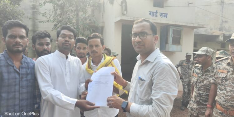 समाजसेवी कामू बैगा, बैगा आदिवासी समुदाय के मूलभूत सुविधाओं के लिए 8 सूत्रीय मांगों को लेकर जिला कलेक्टर को राष्ट्रपति के नाम से सौंपा ज्ञापन।