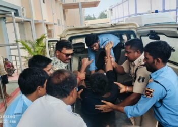 यातायात प्रभारी प्रवीण खलखो और यातायात पुलिस ने दिखाई मानवीयता, अस्पताल पहुंचाकर घायल युवक की बचाई जान