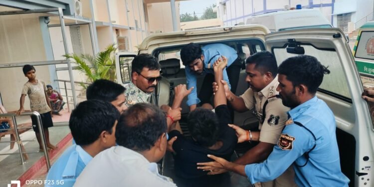 यातायात प्रभारी प्रवीण खलखो और यातायात पुलिस ने दिखाई मानवीयता, अस्पताल पहुंचाकर घायल युवक की बचाई जान 1 यातायात प्रभारी प्रवीण खलखो और यातायात पुलिस ने दिखाई मानवीयता, अस्पताल पहुंचाकर घायल युवक की बचाई जान