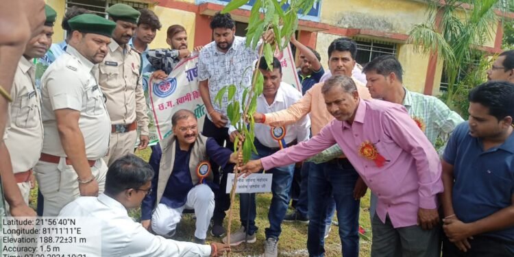 माननीय  संतोष पांडेय, सांसद, लोकसभा क्षेत्र राजनांदगांव के द्वारा शासकीय पॉलिटेक्निक, कबीरधाम में एक-पेड़ मॉं-के-नाम Plant4Mother   अभियान के तहत किया गया वृक्षारोपण