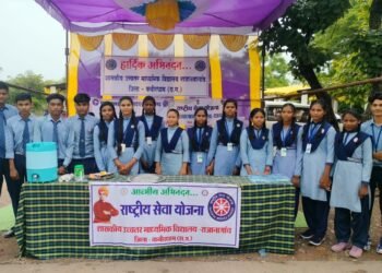 रासेयो एवम स्काउट गाइड ने पदयात्रियों की सेवा