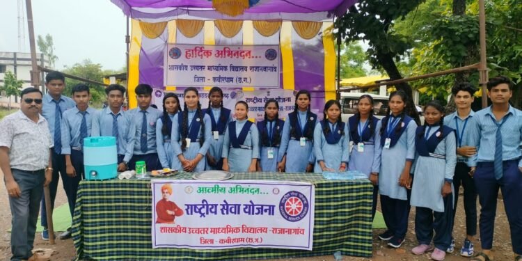 रासेयो एवम स्काउट गाइड ने पदयात्रियों की सेवा