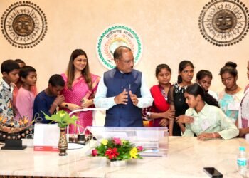 विधायक भावना बोहरा के साथ ग्राम सेमरहा के बच्चे पहली बार पहुंचे विधानसभा, मुख्यमंत्री एवं विधानसभा अध्यक्ष से की मुलाकात