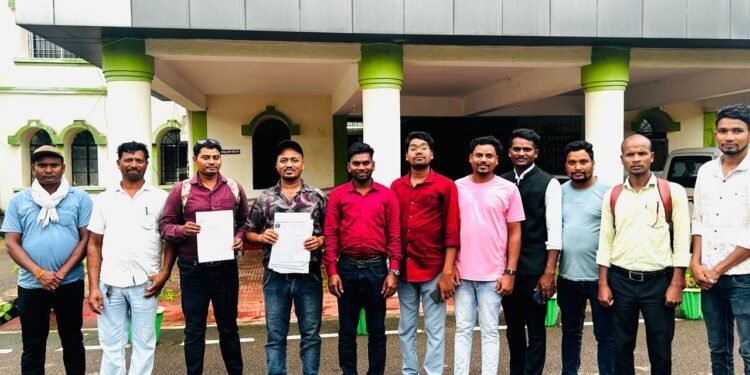 बैगा विशेष पिछड़ी जनजाति परिवारों का सोनवाही झलमला में अकाल मृत्यु को देखते हुए ऐसी घटनाएं अन्य ब्लॉकों में निवासरत बैगा जनजाति परिवारों में न हो, इसके लिए सर्व विशेष पिछड़ी जनजाति समाज कल्याण समिति के प्रदेश अध्यक्ष उदय पण्डो के नेतृत्व में  18 सूत्रीय मांगों को लेकर कलेक्टर को सौंपा ज्ञापन