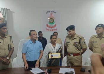 शासन की आत्मसमर्पित नीति से प्रभावित होकर महिला ACM नक्सली  ने किया आत्मसमर्पण।