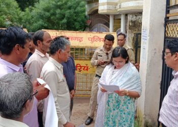 नगर पालिका व नगर पंचायत कर्मचारियों ने किया एक दिवसीय हड़ताल