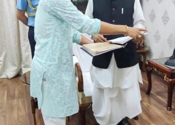 राजभवन विदाई समारोह में पहुंचे एवं पुष्प  माला पहनाकर  महामहिम राज्यपाल  विश्वभूषण हरि चंदन जी को सम्मानित किया साथ में गौ सेवक आयोग के बारे में विस्तार पूर्वक चर्चा किया