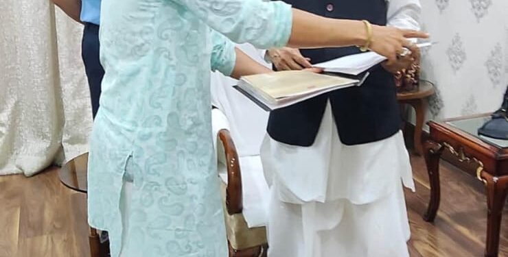 राजभवन विदाई समारोह में पहुंचे एवं पुष्प  माला पहनाकर  महामहिम राज्यपाल  विश्वभूषण हरि चंदन जी को सम्मानित किया साथ में गौ सेवक आयोग के बारे में विस्तार पूर्वक चर्चा किया