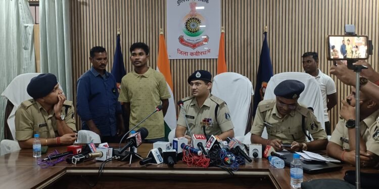 कवर्धा ब्रेकिंग – दो खुंखार नक्सलियों ने एक बार फिर किया आत्मसमर्पण, एसपी डॉ अभिषेक पल्लव ने किया बड़ा खुलासा