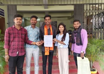 गर्ल्स छात्रावास  को खुलवाने जिला अधिकारी के पास पहुंचे ABVP के कार्यकर्ता ।