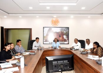 कलेक्टर  जनमेजय महोबे ने जिला सड़क सुरक्षा समिति की ली बैठक