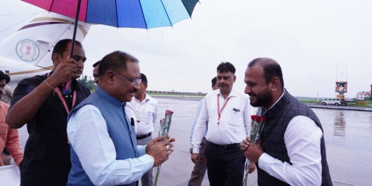 रायपुर : मुख्यमंत्री  विष्णुदेव साय का एयरपोर्ट में किया गया आत्मीय स्वागत