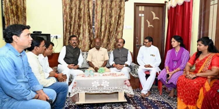 रायपुर : उप मुख्यमंत्री  अरुण साव पहुंचे शहीद भरत साहू के घर, परिजनों से मिलकर बंधाया ढांढस