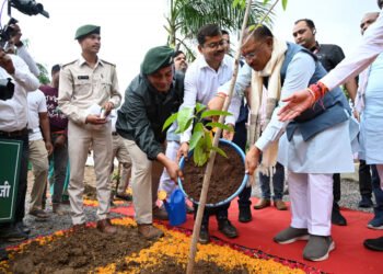 रायपुर : मुख्यमंत्री ने आम का पौधा रोपकर बस्तर ज़िले में की एक पेड़ माँ के नाम महावृक्षारोपण अभियान की शुरुआत