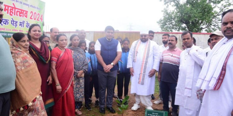 कोंडागांव : तीरंदाजी प्रशिक्षण संस्थान में किया गया वृक्षारोपण 1 कोंडागांव : तीरंदाजी प्रशिक्षण संस्थान में किया गया वृक्षारोपण