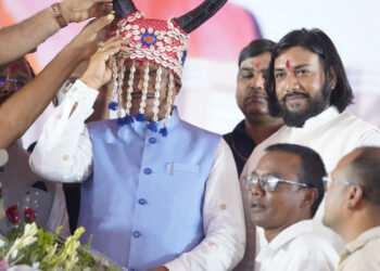 रायपुर : कार्यक्रम के शुभारंभ के अवसर पर मुख्यमंत्री  विष्णु देव साय का गौर सिंग मुकुट पहनाकर आत्मीय स्वागत किया गया