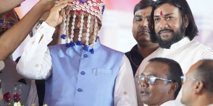 रायपुर : कार्यक्रम के शुभारंभ के अवसर पर मुख्यमंत्री  विष्णु देव साय का गौर सिंग मुकुट पहनाकर आत्मीय स्वागत किया गया