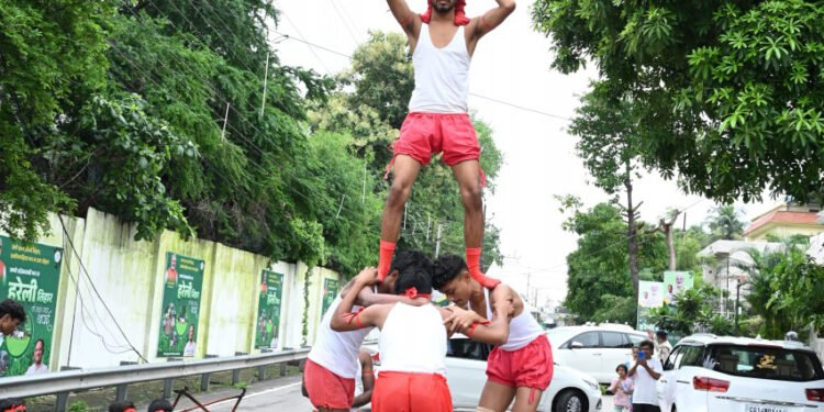 रायपुर : हरेली त्यौहार पर मलखंभ का रोमांचक प्रदर्शन