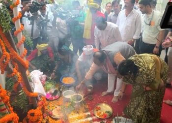 रायपुर : उप मुख्यमंत्री  अरुण साव ने हरेली पर कृषि औजारों और गेड़ी की पूजा की