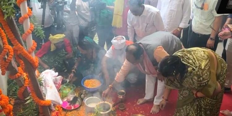 रायपुर : उप मुख्यमंत्री  अरुण साव ने हरेली पर कृषि औजारों और गेड़ी की पूजा की