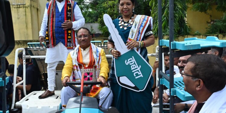 रायपुर : हरेली के अवसर पर मुख्यमंत्री ने किसानों को कृषि यंत्रों का वितरण किया