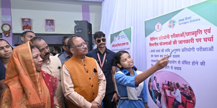 रायपुर : मुख्यमंत्री  विष्णुदेव साय संकुल स्तरीय मेगा पालक-शिक्षक सम्मेलन ग्राम बंदरचुआँ में हुए शामिल