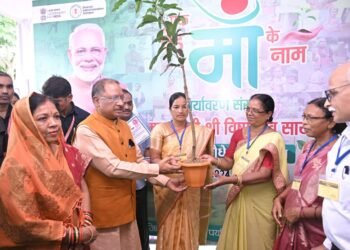 रायपुर : एक पेड़ मां के नाम अभियान : मुख्यमंत्री  विष्णुदेव साय ने जशपुर जिले में चल रहे वृहत वृक्षारोपण अभियान के तहत् महतारी वंदन हितग्राही को सौंपा पौधा