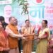 रायपुर : एक पेड़ मां के नाम अभियान : मुख्यमंत्री  विष्णुदेव साय ने जशपुर जिले में चल रहे वृहत वृक्षारोपण अभियान के तहत् महतारी वंदन हितग्राही को सौंपा पौधा