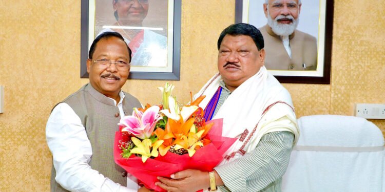 रायपुर : आदिम जाति विकास मंत्री  रामविचार नेताम ने केन्द्रीय जनजातिय कार्य मंत्री  जुएल ओराम से की सौजन्य मुलाकात